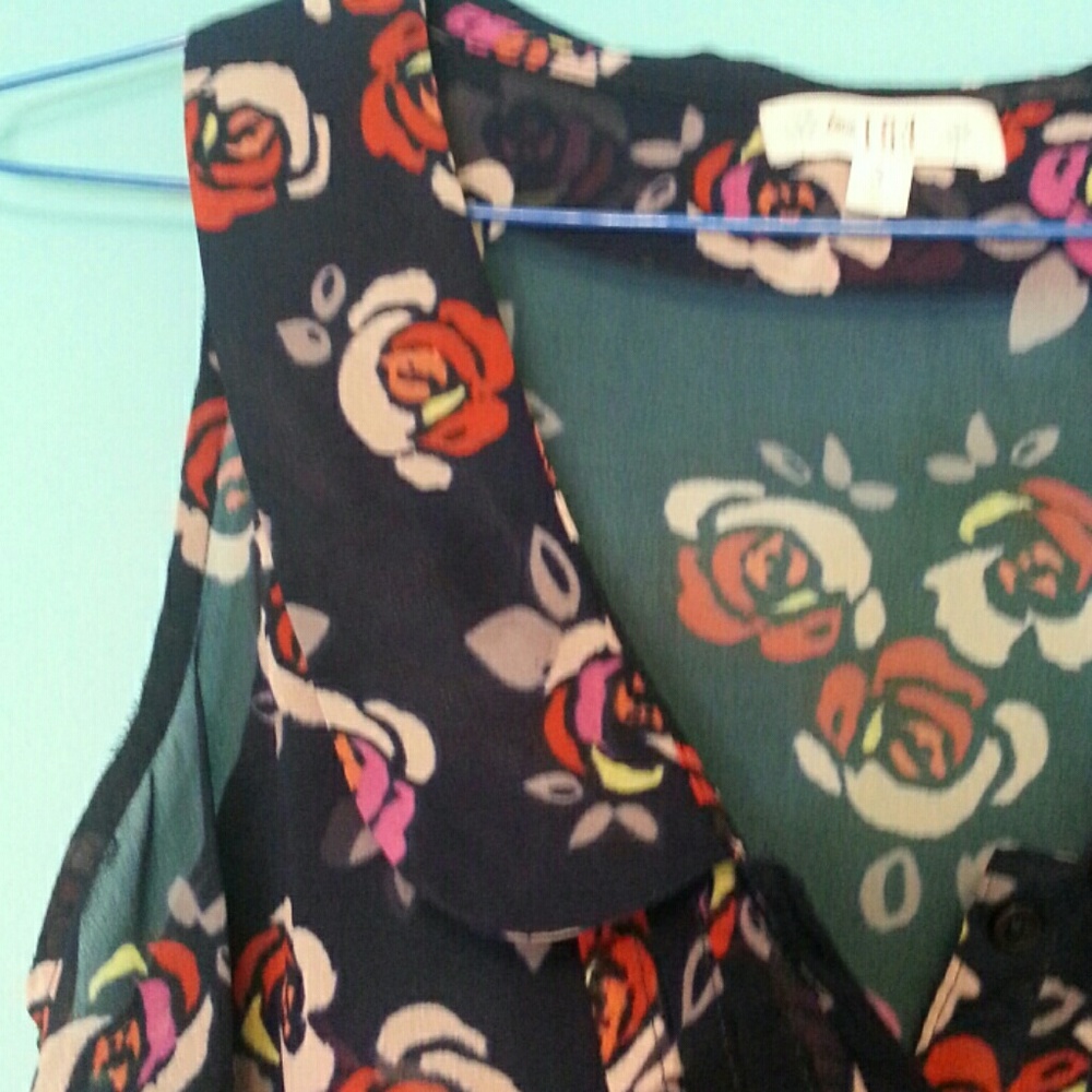 Sheer collared button down tank - Picture 5 of 6